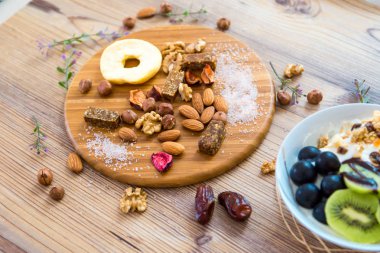 En iyi görünümü ile ahşap tabakta meyve, fındık ve karma gıda.