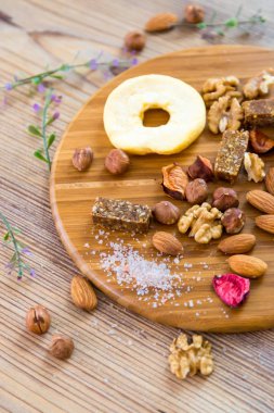 En iyi görünümü ile ahşap tabakta meyve, fındık ve karma gıda.