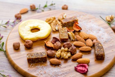 Kurutulmuş meyve, fındık ve sağlıklı ham snack bar karışımı ahşap plaka üzerinde tablo yılları arasında görev yapmıştır.