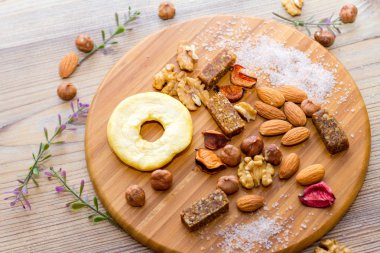 Kurutulmuş meyve, fındık ve sağlıklı ham snack bar karışımı ahşap plaka üzerinde tablo yılları arasında görev yapmıştır.