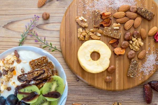 En iyi görünümü ile ahşap tabakta meyve, fındık ve karma gıda.