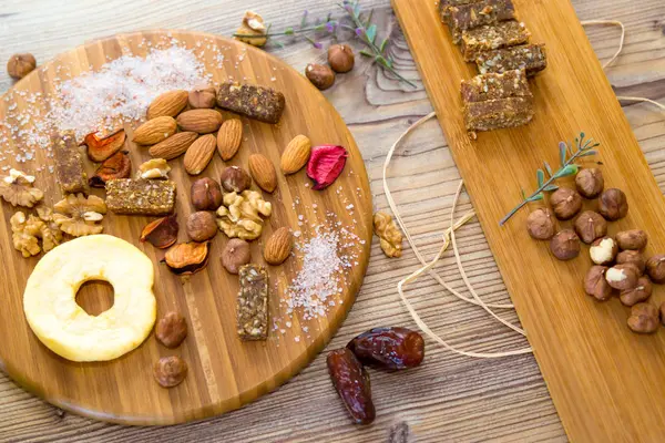 En iyi görünümü ile ahşap tabakta meyve, fındık ve karma gıda.