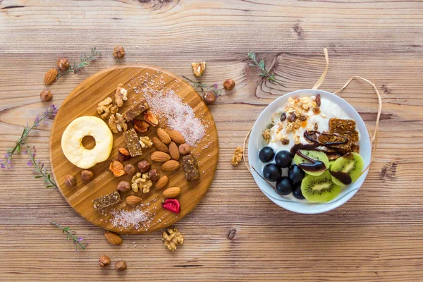En iyi görünümü ile ahşap tabakta meyve, fındık ve karma gıda.