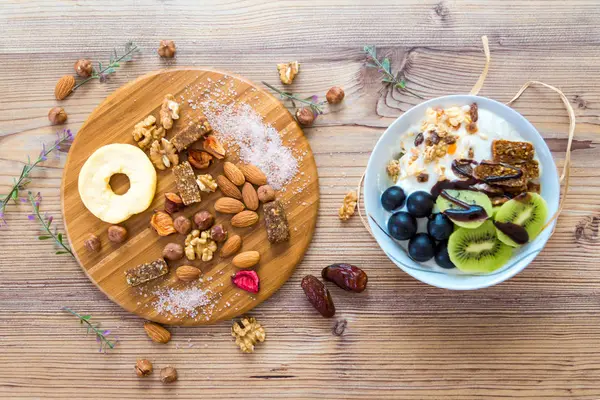 En iyi görünümü ile ahşap tabakta meyve, fındık ve karma gıda.