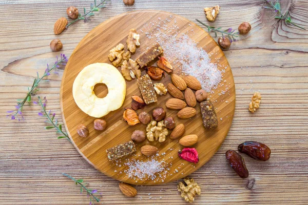 En iyi görünümü ile ahşap tabakta meyve, fındık ve karma gıda.