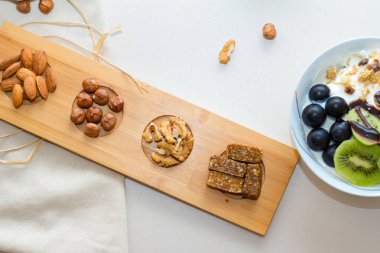 Sağlıklı beslenme kavramı. Fındık, hurma masada ahşap plaka görünümünü kapat.