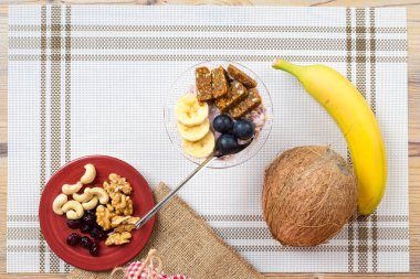 Bardak ve çiğ vegan enerji tatlılar, barlar görünümünü meyve ve fındık karışımı ile kapatın. Yaşam tarzı sağlıklı beslenme konsepti ile kahvaltı veya Aperatif.