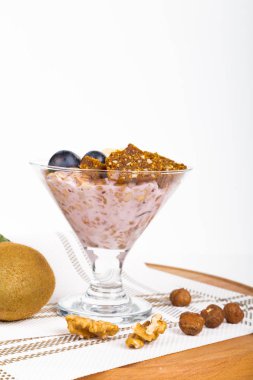 Bardak ve çiğ vegan enerji tatlılar, barlar görünümünü meyve ve fındık karışımı ile kapatın. Yaşam tarzı sağlıklı beslenme konsepti ile kahvaltı veya Aperatif.