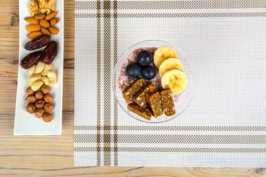 Bardak ve çiğ vegan enerji tatlılar, barlar görünümünü meyve ve fındık karışımı ile kapatın. Yaşam tarzı sağlıklı beslenme konsepti ile kahvaltı veya Aperatif.