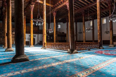 Konya, Türkiye - 15 Haziran 2018: 13. yüzyılda dini mimari Beyşehir, Konya Esrefoglu Camii'nde. sahip olduğu orijinal ahşap sütunlar.