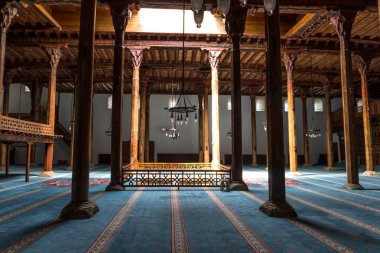 Konya, Türkiye - 15 Haziran 2018: 13. yüzyılda dini mimari Beyşehir, Konya Esrefoglu Camii'nde. sahip olduğu orijinal ahşap sütunlar.