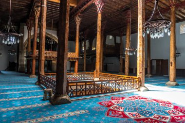 Konya, Türkiye - 15 Haziran 2018: 13. yüzyılda dini mimari Beyşehir, Konya Esrefoglu Camii'nde. sahip olduğu orijinal ahşap sütunlar.