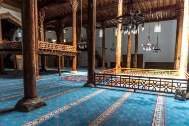 Konya, Türkiye - 15 Haziran 2018: 13. yüzyılda dini mimari Beyşehir, Konya Esrefoglu Camii'nde. sahip olduğu orijinal ahşap sütunlar.