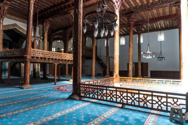 Konya, Türkiye - 15 Haziran 2018: 13. yüzyılda dini mimari Beyşehir, Konya Esrefoglu Camii'nde. sahip olduğu orijinal ahşap sütunlar.