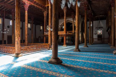 Konya, Türkiye - 15 Haziran 2018: 13. yüzyılda dini mimari Beyşehir, Konya Esrefoglu Camii'nde. sahip olduğu orijinal ahşap sütunlar.
