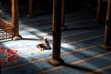 Konya, Türkiye - 15 Haziran 2018: 13. yüzyılda dini mimari Beyşehir, Konya Esrefoglu Camii'nde. sahip olduğu orijinal ahşap sütunlar.