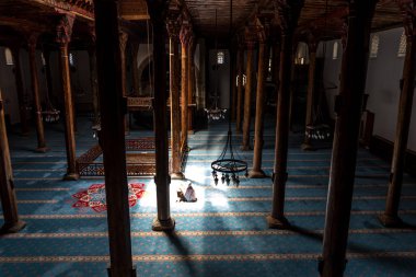 Konya, Türkiye - 15 Haziran 2018: 13. yüzyılda dini mimari Beyşehir, Konya Esrefoglu Camii'nde. sahip olduğu orijinal ahşap sütunlar.