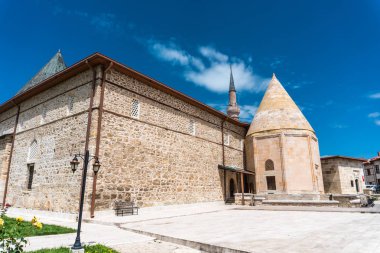 Konya, Türkiye - 15 Haziran 2018: 13. yüzyılda dini mimari Beyşehir, Konya Esrefoglu Camii'nde. sahip olduğu orijinal ahşap sütunlar.