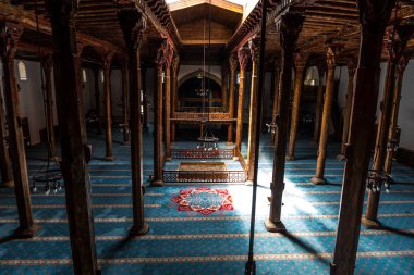 Konya, Türkiye - 15 Haziran 2018: 13. yüzyılda dini mimari Beyşehir, Konya Esrefoglu Camii'nde. sahip olduğu orijinal ahşap sütunlar.