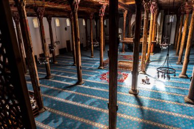 Konya, Türkiye - 15 Haziran 2018: 13. yüzyılda dini mimari Beyşehir, Konya Esrefoglu Camii'nde. sahip olduğu orijinal ahşap sütunlar.
