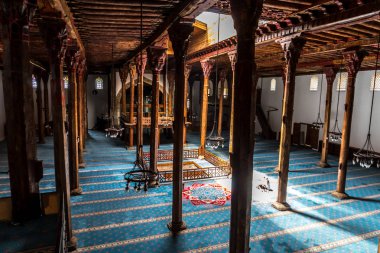 Konya, Türkiye - 15 Haziran 2018: 13. yüzyılda dini mimari Beyşehir, Konya Esrefoglu Camii'nde. sahip olduğu orijinal ahşap sütunlar.