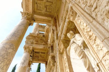 Efes 'teki Celsus kütüphanesi ve heykeli Türkiye' nin İzmir kentindeki bulutlu gökyüzünde harabe haline geldi.