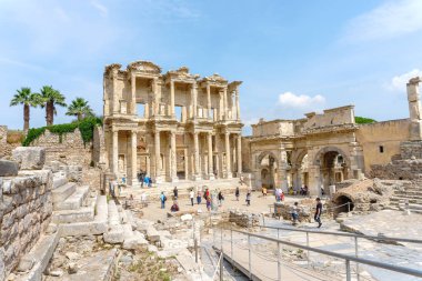 Efes, Türkiye - 20 Haziran 2018: Ephesus antik kentin kalıntıları üzerinde bulutlu gökyüzü Celsus kitaplığı. Ünlü Ephesus yerleştirmek için tarihi yerler Izmir'turistler için.
