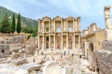 Efes, Türkiye - 20 Haziran 2018: Ephesus antik kentin kalıntıları üzerinde bulutlu gökyüzü Celsus kitaplığı. Ünlü Ephesus yerleştirmek için tarihi yerler Izmir'turistler için.