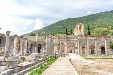 Efes, Türkiye - 20 Haziran 2018: Tarihi eski şehir Ephesus Izmir, Türkiye'de bulutlu gökyüzü üzerinde turistlerin harabelerde.