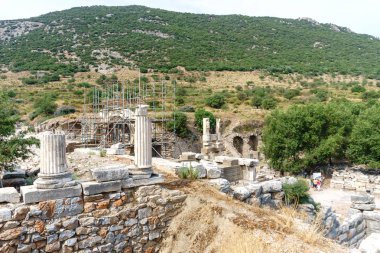 Efes, Türkiye - 20 Haziran 2018: Tarihi eski şehir Ephesus restorasyon ve Izmir, Türkiye'de bulutlu gökyüzü üzerinde etrafında İnsanlar harabelerde.