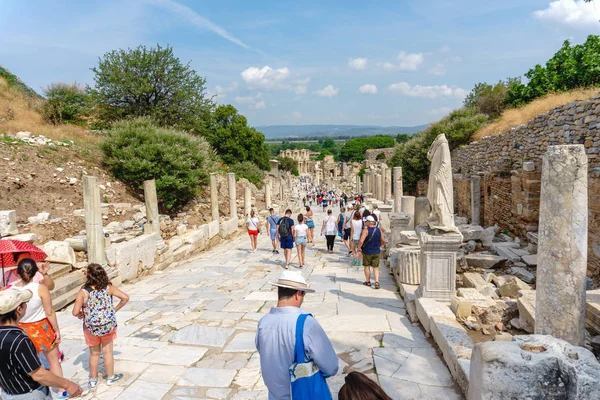Efes, Türkiye - 20 Haziran 2018: Tarihi eski şehir Ephesus Izmir, Türkiye'de bulutlu gökyüzü üzerinde turistlerin harabelerde.