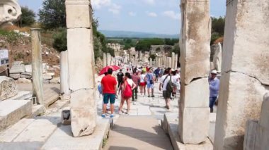 Efes, Türkiye - 20 Haziran 2018: Tarihi eski şehir Ephesus dört bir yanındaki insanlarla Izmir, Türkiye'de bulutlu gökyüzü üzerinde harabelerde.