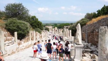 Efes, Türkiye - 20 Haziran 2018: Tarihi eski şehir Ephesus dört bir yanındaki insanlarla Izmir, Türkiye'de bulutlu gökyüzü üzerinde harabelerde.
