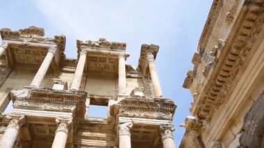 Efes, Türkiye - 20 Haziran 2018: Ephesus antik kentin kalıntıları üzerinde bulutlu gökyüzü Celsus kitaplığı. Ünlü Ephesus yerleştirmek için tarihi yerler Izmir'turistler için.