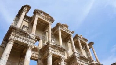 Efes, Türkiye - 20 Haziran 2018: Ephesus antik kentin kalıntıları üzerinde bulutlu gökyüzü Celsus kitaplığı. Ünlü Ephesus yerleştirmek için tarihi yerler Izmir'turistler için.