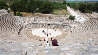 Efes, Türkiye - 20 Haziran 2018: Izmir, Türkiye'de bulutlu gökyüzü üzerinde tarihsel Ephesus şehir harabeye Antik Amfitiyatro.