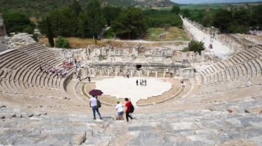 Efes, Türkiye - 20 Haziran 2018: Izmir, Türkiye'de bulutlu gökyüzü üzerinde tarihsel Ephesus şehir harabeye Antik Amfitiyatro.