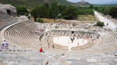 Efes, Türkiye - 20 Haziran 2018: Izmir, Türkiye'de bulutlu gökyüzü üzerinde tarihsel Ephesus şehir harabeye Antik Amfitiyatro.