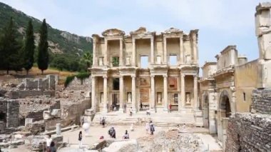 Efes, Türkiye - 20 Haziran 2018: Ephesus antik kentin kalıntıları üzerinde bulutlu gökyüzü Celsus kitaplığı. Ünlü Ephesus yerleştirmek için tarihi yerler Izmir'turistler için.