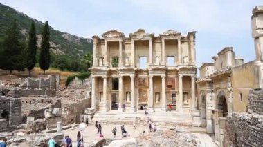 Efes, Türkiye - 20 Haziran 2018: Ephesus antik kentin kalıntıları üzerinde bulutlu gökyüzü Celsus kitaplığı. Ünlü Ephesus yerleştirmek için tarihi yerler Izmir'turistler için.