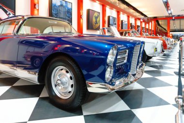 Izmir, Türkiye - 20 Haziran 2018: Görünümü Klasik Araçlar anahtar Müzesi. Bu retro vitange eski tarihi arabalar ve motosikletler koleksiyonları sergiler.