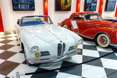 Izmir, Türkiye - 20 Haziran 2018: Görünümü Klasik Araçlar anahtar Müzesi. Bu retro vitange eski tarihi arabalar ve motosikletler koleksiyonları sergiler.