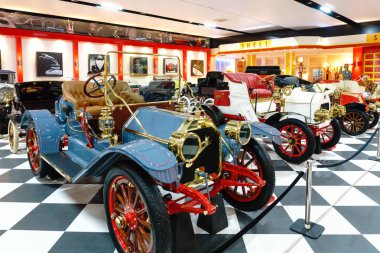 Izmir, Türkiye - 20 Haziran 2018: Görünümü Klasik Araçlar anahtar Müzesi. Bu retro vitange eski tarihi arabalar ve motosikletler koleksiyonları sergiler.