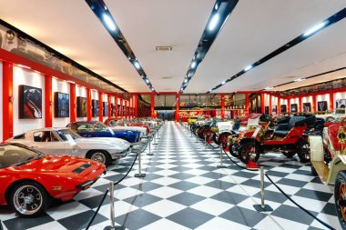 Izmir, Türkiye - 20 Haziran 2018: Görünümü Klasik Araçlar anahtar Müzesi. Bu retro vitange eski tarihi arabalar ve motosikletler koleksiyonları sergiler.