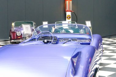 Izmir, Türkiye - 20 Haziran 2018: Görünümü Klasik Araçlar anahtar Müzesi. Bu retro vitange eski tarihi arabalar ve motosikletler koleksiyonları sergiler.