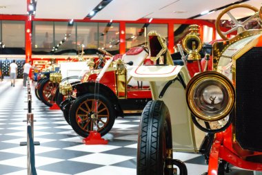 Izmir, Türkiye - 20 Haziran 2018: Görünümü Klasik Araçlar anahtar Müzesi. Bu retro vitange eski tarihi arabalar ve motosikletler koleksiyonları sergiler.