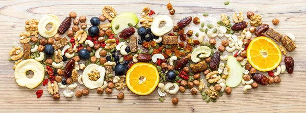 Mischung Aus Trockenfrüchten Nüssen Und Gesunden Rohen Snack Riegeln Hintergrundtextur — Stockfoto