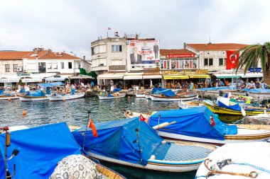 Izmir, Türkiye - 20 Haziran 2018: balıkçı tekneleri Ege bölgesinde eski ve tarihi, Foça beldesi turistik yerine geleneksel mimari yapılar.