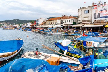Izmir, Türkiye - 20 Haziran 2018: balıkçı tekneleri Ege bölgesinde eski ve tarihi, Foça beldesi turistik yerine geleneksel mimari yapılar.