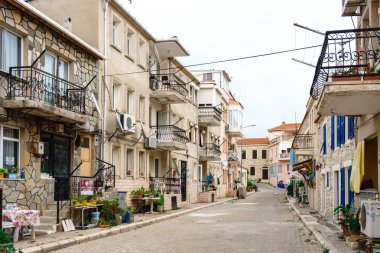 Izmir, Türkiye - 20 Haziran 2018: Sokak Görünümü eski ve tarihi, Foça beldesi Ege bölgesinde turistik yerine geleneksel mimari yapılar.